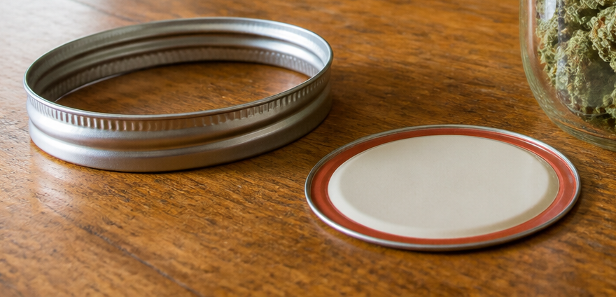 Clean jar rim with the gasket flat seated
